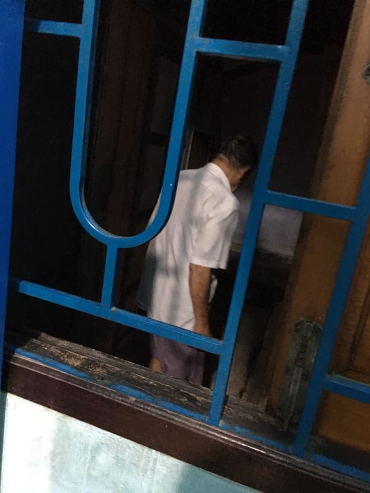  Cho tiền xong ông mới yên tâm trở về phòng của mình. (Ảnh: Cháo Hành Miễn Phí​)