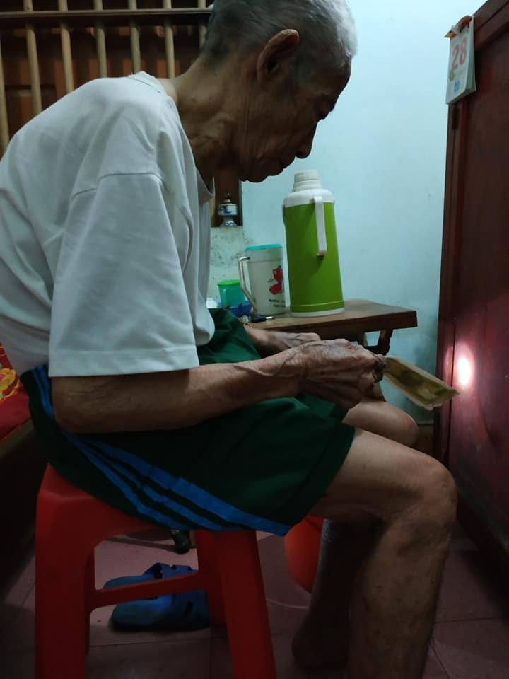  Sau kỳ nghỉ Tết, người ông cầm sẵn tiền để cho cháu đem đi thành phố ăn uống, sinh hoạt. (Ảnh: Facebook Nguyên Hạnh)