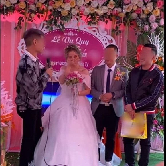 Biết em gái lưởi rửa bát nên ngày cưới anh trai đã lên sân khâu làm một việc không ai ngờ, - Ảnh 1.