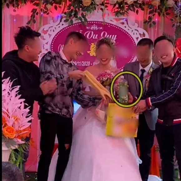 Biết em gái lưởi rửa bát nên ngày cưới anh trai đã lên sân khâu làm một việc không ai ngờ, - Ảnh 3.