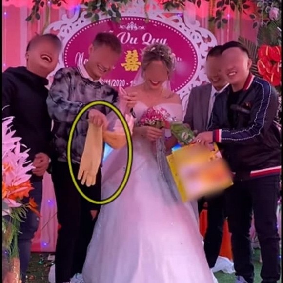 Biết em gái lưởi rửa bát nên ngày cưới anh trai đã lên sân khâu làm một việc không ai ngờ, - Ảnh 2.
