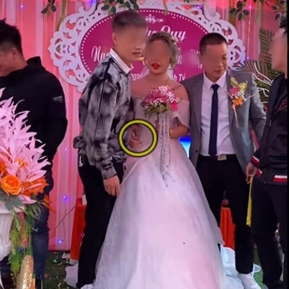 Biết em gái lưởi rửa bát nên ngày cưới anh trai đã lên sân khâu làm một việc không ai ngờ, - Ảnh 4.