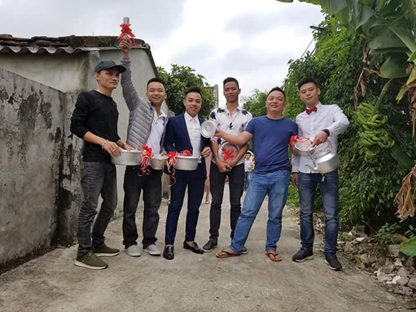 Hội bạn thân lầy lội của chú rể.
