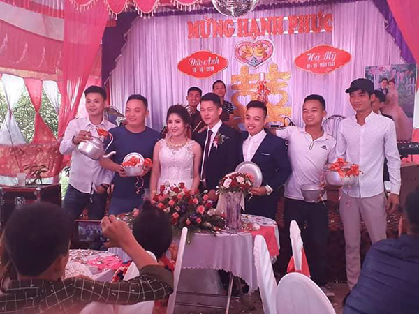 Cô dâu, chú rể cười tươi khi nhận được quà cưới.
