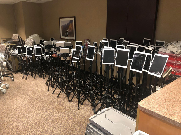 Căn phòng chữa đầy iPad mang nỗi đau liên quan đến các bệnh nhân Covid-19. (Ảnh: Mirror).