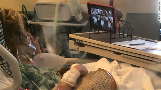  Những tấm ảnh đau lòng cho thấy bệnh nhân Covid-19 gặp người thân qua iPad. (Ảnh: Newsweek).