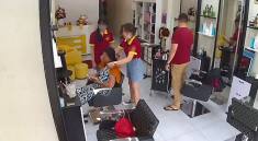 Người phụ nữ đến salon làm tóc dở, xin ra ngoài rồi đi mất hút khiến tiệm phải đăng tin 'tìm người thân' - Ảnh 1