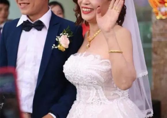 Cặp đôi Thu Sao - Hoa Cương khoe cuộc sống ngọt ngào như vợ chồng son: Chồng gọi vợ U70 là “cô bé”