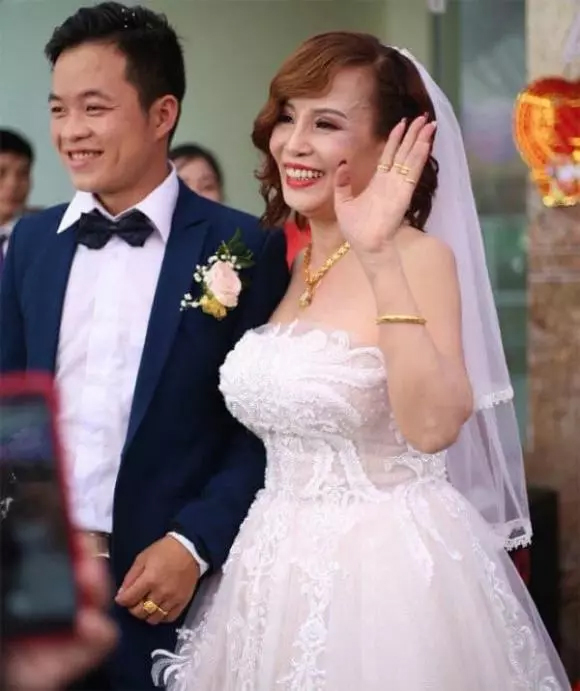 Cặp đôi Thu Sao - Hoa Cương khoe cuộc sống ngọt ngào như vợ chồng son: Chồng gọi vợ U70 là “cô bé”