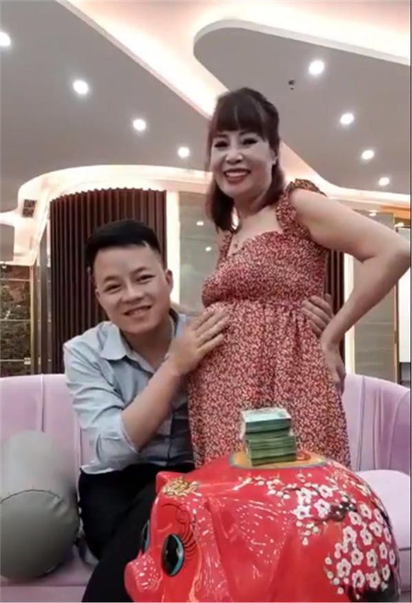 Sau hơn nửa năm là đám cưới, vợ chồng cô dâu 62 tuổi đã "làm loạn" CĐM bằng hàng loạt trò lố này
