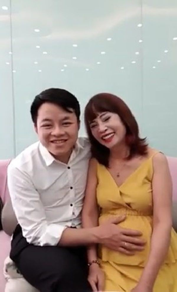 Bất ngờ trước ngoại hình “tã' đi trông thấy của trai trẻ 27 tuổi sau 1 năm lấy vợ 62 tuổi