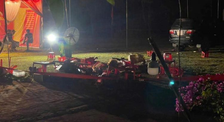 Ô tô bất ngờ lùi vào đám đông xem văn nghệ, nhiều người thương vong- Ảnh 1.