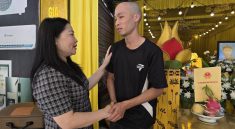 Bất ngờ danh tính tài xế lùi xe khiến bé 6 tuổi tử vong, 11 người bị thương ở Lào Cai- Ảnh 1.