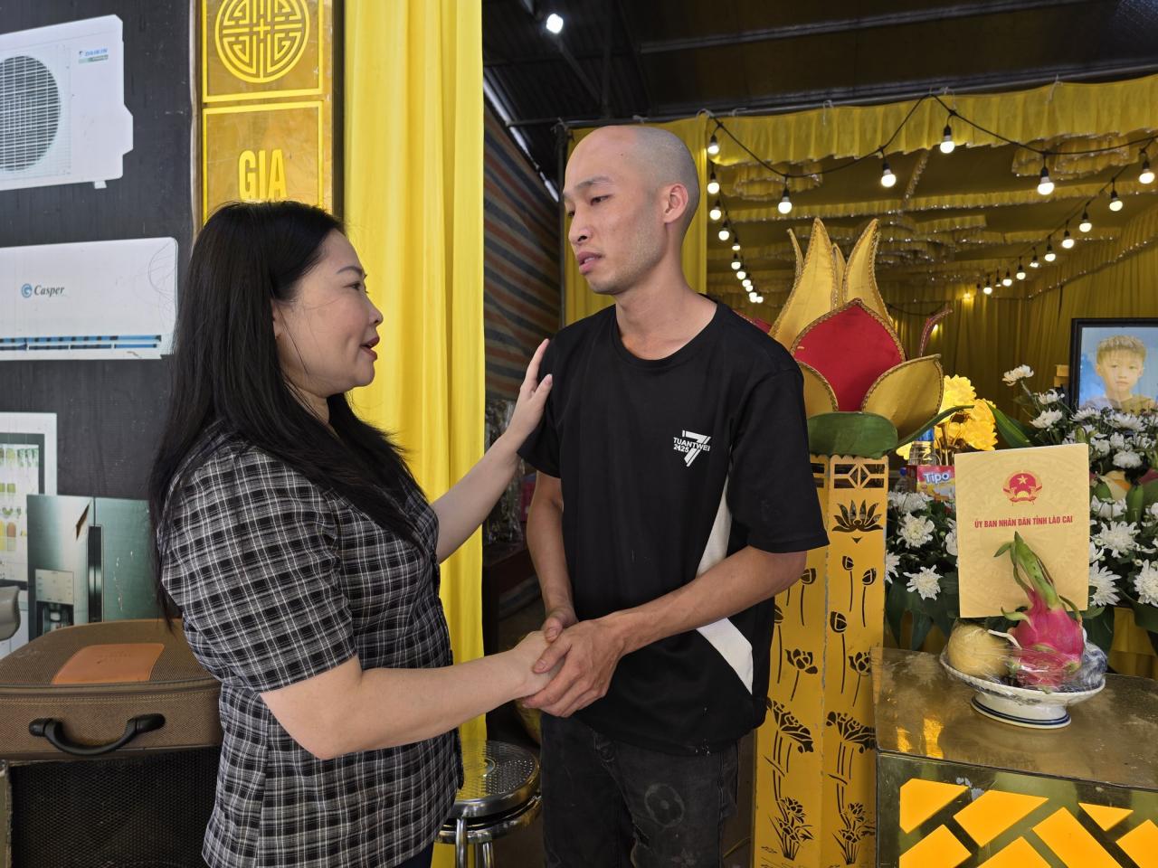 Bất ngờ danh tính tài xế lùi xe khiến bé 6 tuổi tử vong, 11 người bị thương ở Lào Cai- Ảnh 1.