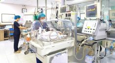 Bệnh nhi được tích cực cứu chữa tại Trung tâm Sơ sinh, Bệnh viện Nhi Trung ương nhưng không qua khỏi.