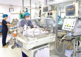 Bệnh nhi được tích cực cứu chữa tại Trung tâm Sơ sinh, Bệnh viện Nhi Trung ương nhưng không qua khỏi.