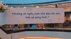 Dòng chữ lạ dán trên kính an toàn ở Vạn Hạnh Mall, ai lướt qua cũng đồng loạt đưa điện thoại lên- Ảnh 1.