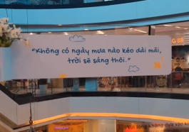 Dòng chữ lạ dán trên kính an toàn ở Vạn Hạnh Mall, ai lướt qua cũng đồng loạt đưa điện thoại lên- Ảnh 1.