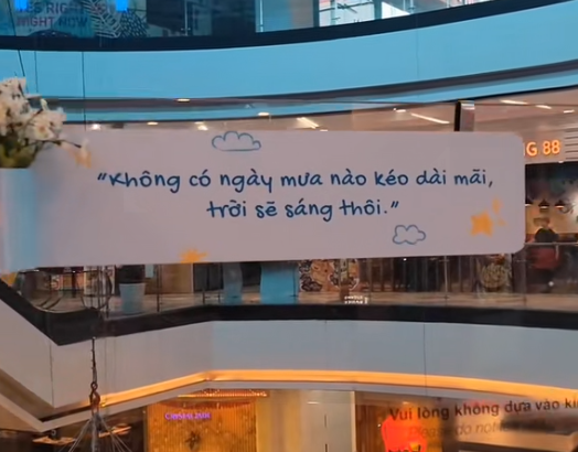 Dòng chữ lạ dán trên kính an toàn ở Vạn Hạnh Mall, ai lướt qua cũng đồng loạt đưa điện thoại lên- Ảnh 1.