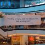 Dòng chữ lạ dán trên kính an toàn ở Vạn Hạnh Mall, ai lướt qua cũng đồng loạt đưa điện thoại lên- Ảnh 1.