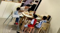 Người vợ đành im lặng đi vào bếp luộc trứng lại. Ảnh: Đời sống Gia đình.