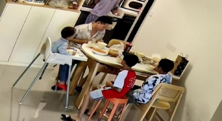Người vợ đành im lặng đi vào bếp luộc trứng lại. Ảnh: Đời sống Gia đình.