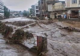 Lũ quét khủng khiếp, gần 200 người chết ở Pakistan, trực thăng cứu hộ gặp nạn- Ảnh 1.
