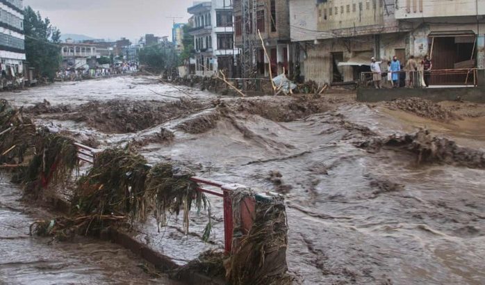 Lũ quét khủng khiếp, gần 200 người chết ở Pakistan, trực thăng cứu hộ gặp nạn- Ảnh 1.