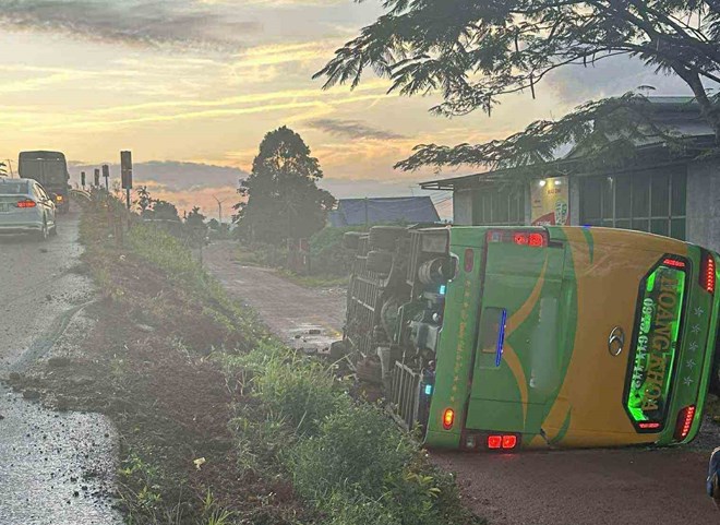 Xe trung chuyển 46 người gặp tai nạn, cô gái ở Đăk Lăk