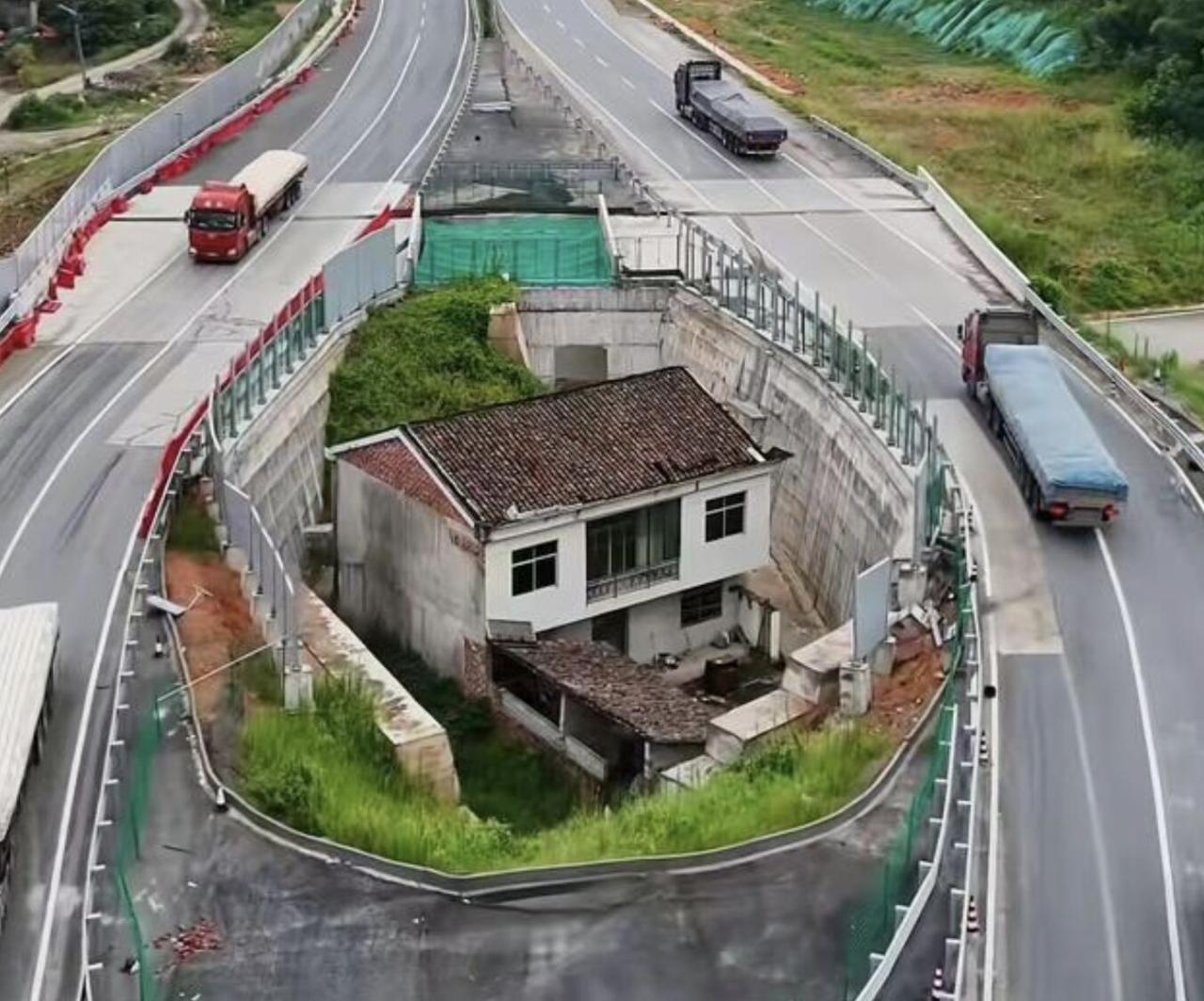 Nhất quyết không chịu di dời dù được đền bù tiền tỷ, ngôi nhà sẵn sàng "đứng một mình" giữa đường cao tốc nhận số phận như thế nào sau nhiều năm?- Ảnh 1.